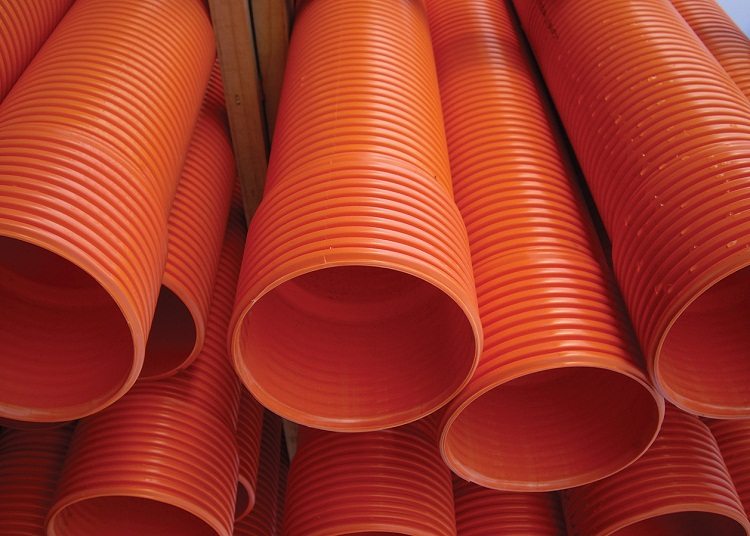 Il existe des tubes ondulés de couleur rouge, ils sont multicouches et supportent des charges plus élevées que les tubes lisses Tuyau rouge d'égout