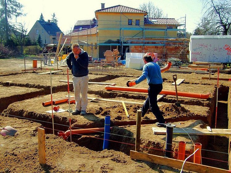 La pose du réseau d'égouts externe est réalisée selon un schéma préalablement pensé Tuyau rouge d'égout