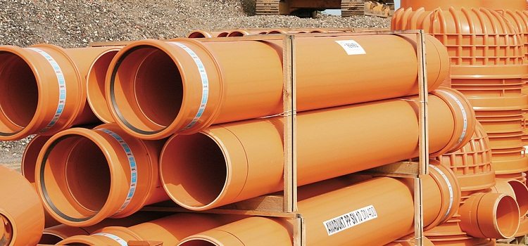 Des tuyaux d'égout d'une teinte rouge sont utilisés dans l'installation de réseaux de drainage externes et internes Tuyau rouge d'égout