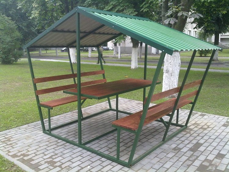 Une petite tonnelle ne nécessite pas de couler la fondation et de renforcer sa fondation dans le sol, une telle structure peut être installée n'importe où et, si nécessaire, transférée Tige d'un tube profilé de vos propres mains