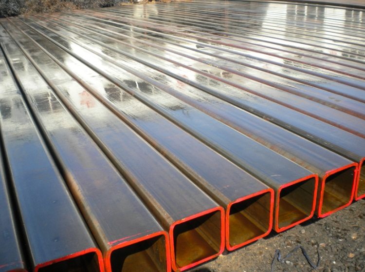 Les tuyaux en acier sans revêtement protecteur sont sensibles à la corrosion, leur garage devra donc être peint Garage pour tuyaux profilés