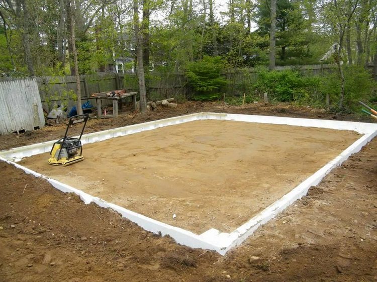 La tâche principale est de préparer le site pour le garage, si nécessaire, la fondation est coulée dessus Garage pour tuyaux profilés