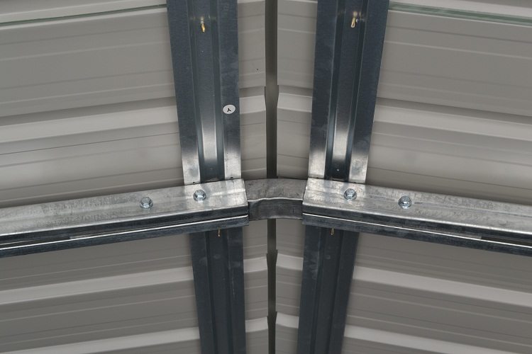 La construction du garage peut être assemblée avec des boulons ou par soudage Garage pour tuyaux profilés