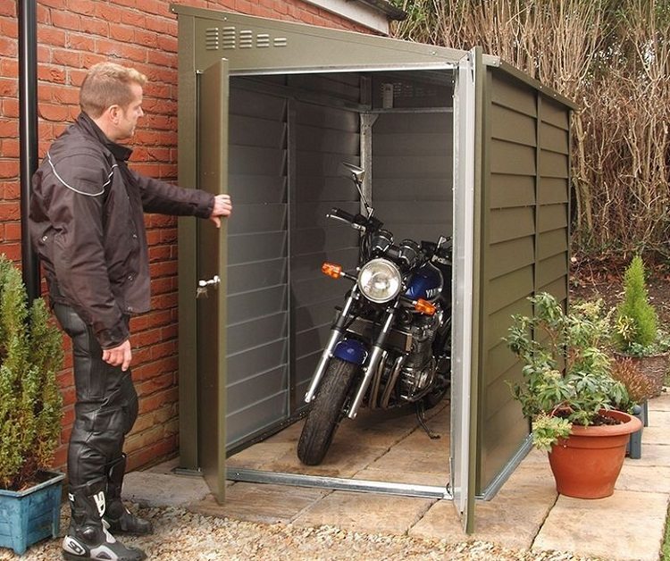 Le sol du garage peut servir de chape en béton ordinaire et de dalles d'usine prêtes à l'emploi Garage pour tuyaux profilés
