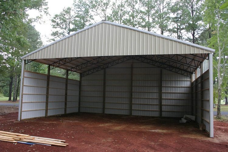 Quel que soit le type, le toit du garage est installé sur des fermes solidement soudées Garage pour tuyaux profilés