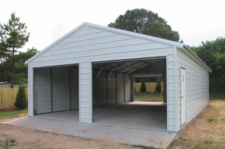 Pour le garage, vous pouvez choisir n'importe quel type de portail, le plus pratique sera le type élévateur ou roulant Garage pour tuyaux profilés