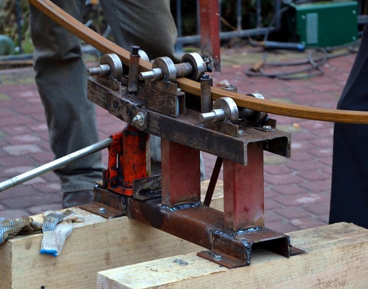 Tout d'abord, vous devez préparer les arches pour la future serre, pour cela, vous devez plier les tuyaux avec une machine ou une cintreuse de tuyaux Produits d'un tube profilé