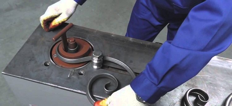 La technologie de forgeage à froid implique le traitement de tuyaux à l'aide d'une machine spéciale Produits d'un tube profilé