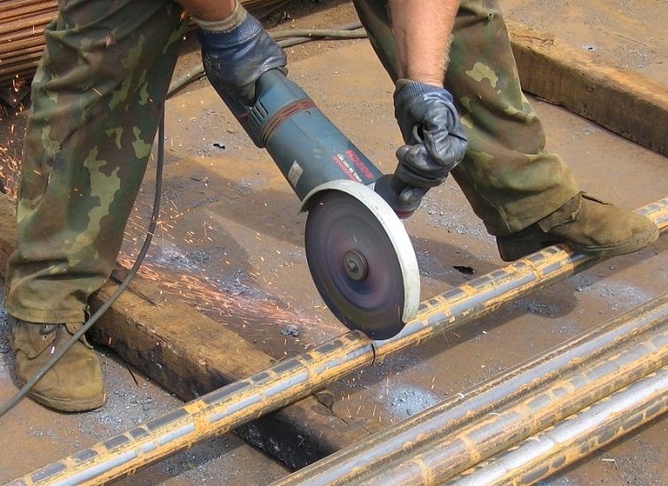 La première étape de l'assemblage de la balançoire consiste à préparer les sections de tuyaux nécessaires pour le cadre Balançoire de tuyau