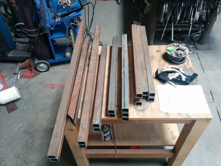 Tout d'abord, vous devez préparer des segments de la longueur souhaitée Atelier de bricolage à partir d'un tube profilé