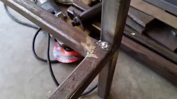 Par soudage, seule la construction de tuyaux en acier peut être montée Atelier de bricolage à partir d'un tube profilé