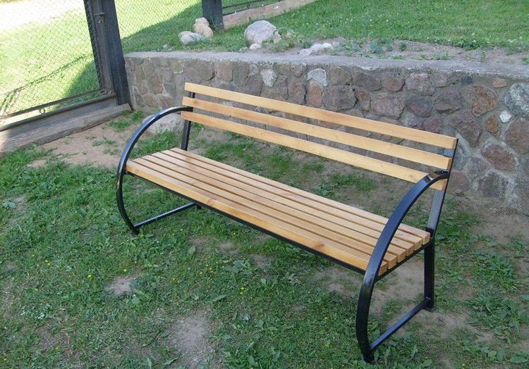 Pour l'assise et le dossier, vous pouvez utiliser des planches en bois ou les fabriquer à partir de tuyaux de petit diamètre Atelier de bricolage à partir d'un tube profilé