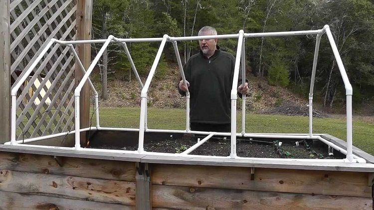 Un assortiment de tuyaux et d'éléments de connexion vous permet d'assembler des structures complexes - par exemple, avec un toit à pignon Serre de bricolage faite de tuyaux en PVC