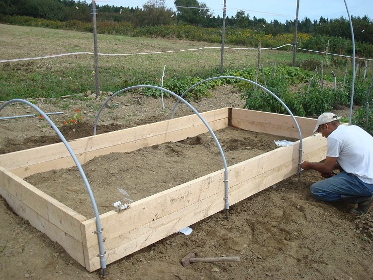 Les tuyaux doivent être bien fixés sur la base pour que la serre résiste aux rafales de vent Serre de bricolage faite de tuyaux en PVC