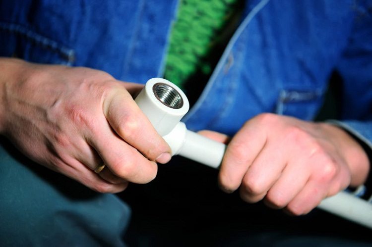 Pour faire un tour sur la ligne de chauffage, vous devez installer des raccords spéciaux Tuyaux en PVC pour le chauffage