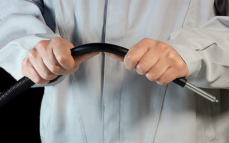 Les tuyaux de petit diamètre (même ceux qui ont une âme en métal) peuvent être pliés à l'aide d'un ressort, mais avec cette méthode, vous devez également tenir compte des rayons de courbure minimum et maximum Rayon de courbure des tuyaux en PEHD