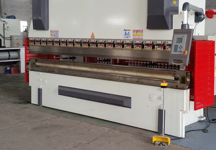 Dans l'industrie, une machine de moulage spéciale fonctionnant comme une presse est utilisée pour plier les tuyaux Rayon de courbure des tuyaux en PEHD