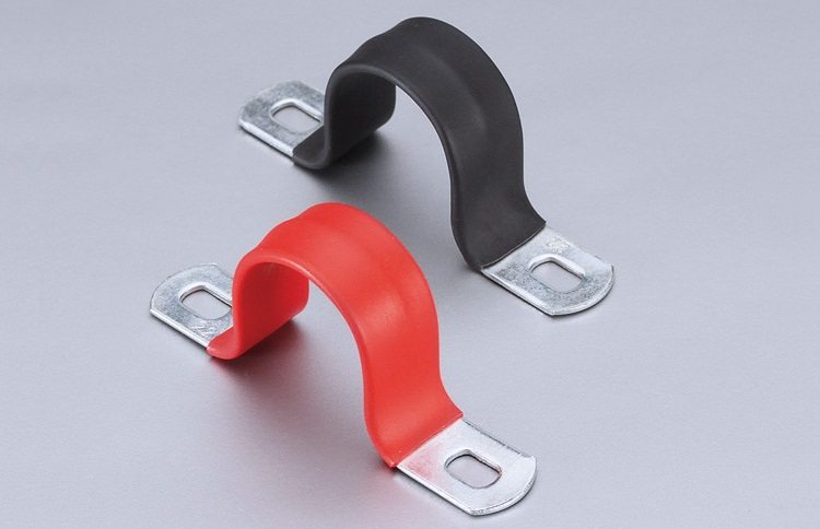 Pour fixer les tuyaux en plastique, utilisez des agrafes enduites de polymère Collier de serrage