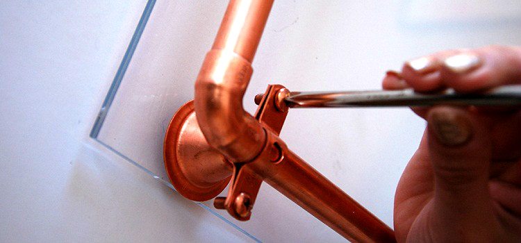 Les tuyaux aux murs peuvent être fixés avec des supports métalliques de différents types Collier de serrage