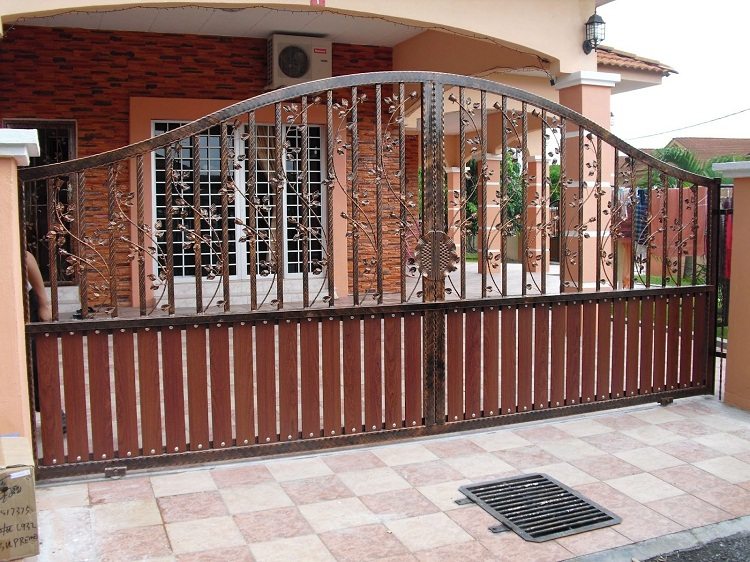 Des portails coulissants peuvent être installés à l'entrée de la cour s'il n'y a pas assez d'espace pour se balancer Porte de bricolage à partir d'un tube profilé