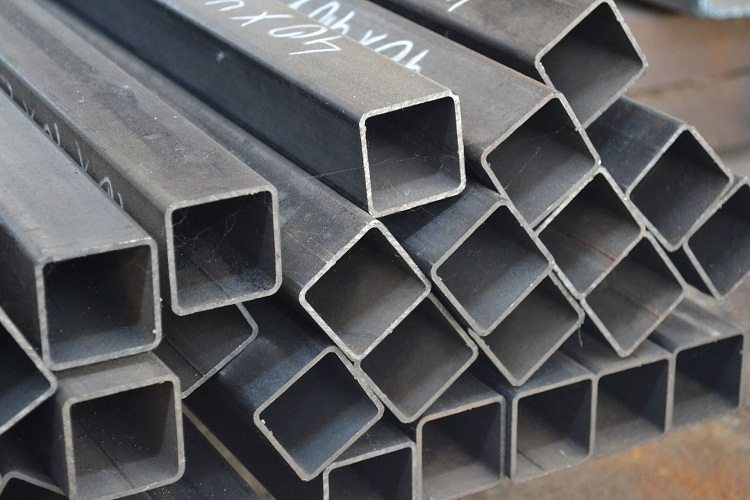 Des tuyaux d'une section non inférieure à 40x40 mm sont pris pour le cadre de porte Porte de bricolage à partir d'un tube profilé