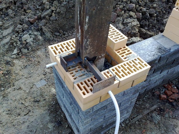 Il est important d'installer correctement les poteaux de support afin que le portail soit stable Porte de bricolage à partir d'un tube profilé