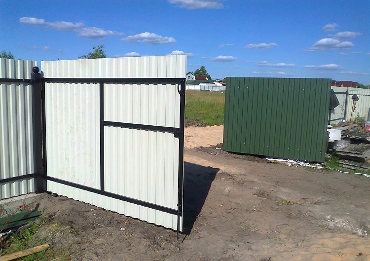 La conception la plus simple en exécution est celle des portails battants en carton ondulé. Porte de bricolage à partir d'un tube profilé