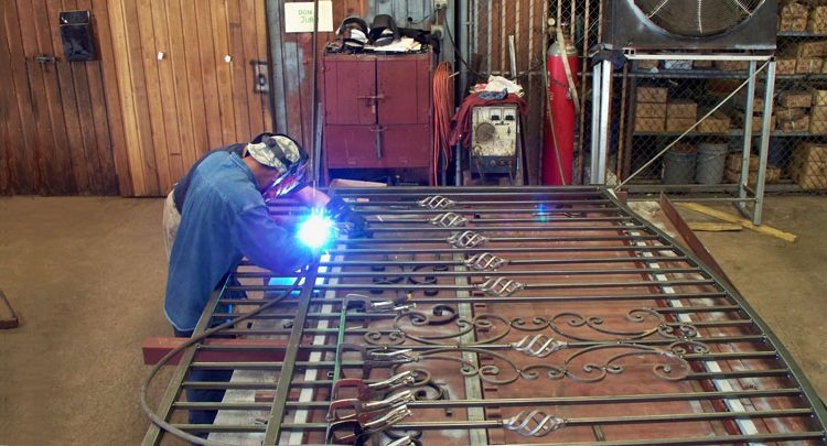 Le soudage doit être effectué avec soin afin que l'apparence de la porte soit esthétique. Porte de bricolage à partir d'un tube profilé