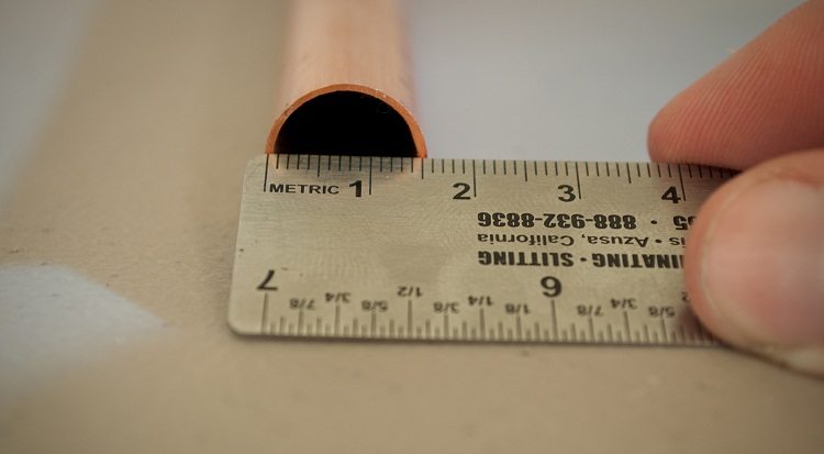 À l'aide d'une règle, vous pouvez déterminer la taille du tuyau très approximativement Diamètres des tuyaux en cuivre en pouces et en millimètres