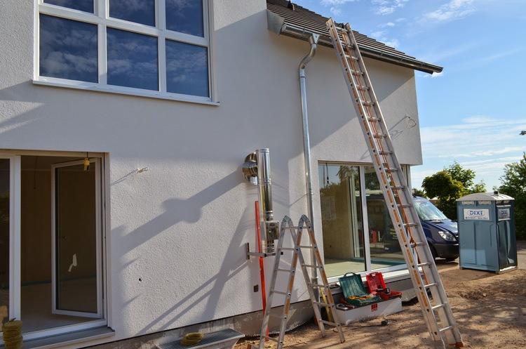 La cheminée peut être dirigée à travers le mur, il est possible de le faire même dans un bâtiment déjà construit Cheminée cheminée