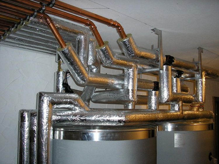 Les tuyaux posés dans les pièces non chauffées et le long de la rue doivent être isolés avec le matériau le plus épais avec une couche de protection contre l'humidité Installation d'isolation thermique de pipelines