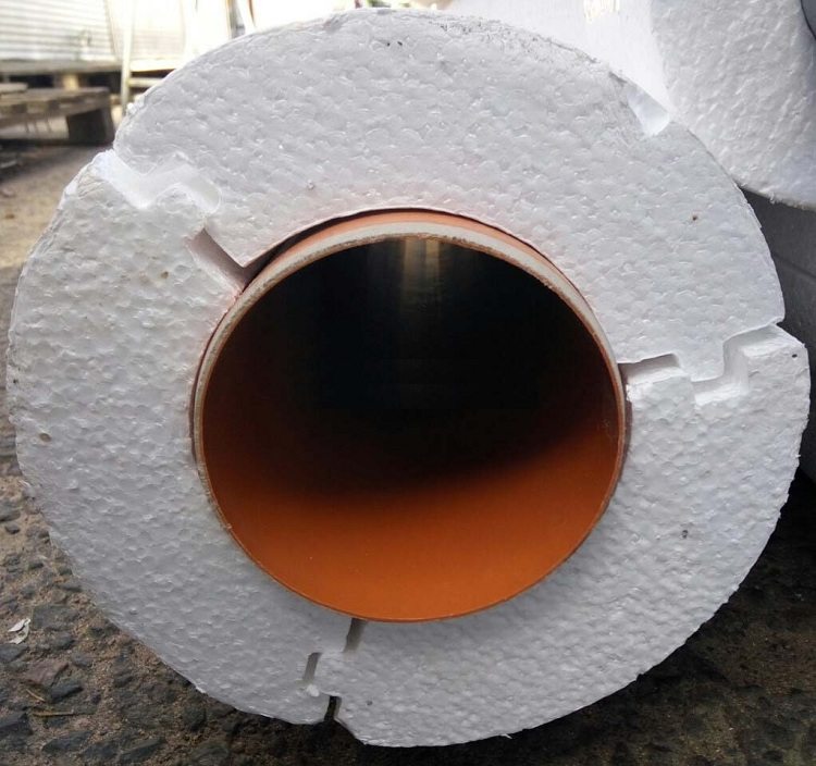 La coque en polystyrène expansé est facile à installer grâce aux rainures spéciales dans chaque segment Installation d'isolation thermique de pipelines