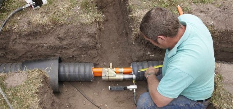 La méthode d'installation de l'isolation thermique dépend du type de matériau et de la méthode de pose de la canalisation Installation d'isolation thermique de pipelines