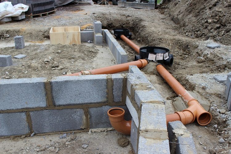Si une pompe d'égout n'est pas censée être installée dans une maison privée, les tuyaux doivent être posés avec une pente afin d'obtenir un système de gravité égout sous pression