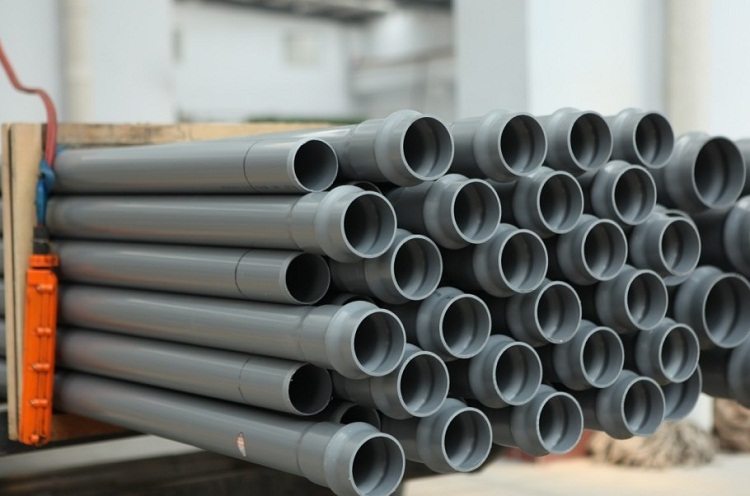 Les réseaux d'égouts modernes sont montés à partir de tuyaux en polymère sous pression, par exemple en PVC égout sous pression