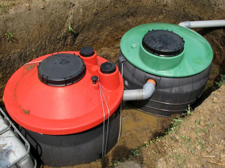 Les eaux usées autonomes comprennent nécessairement une fosse septique ou un puisard égout sous pression