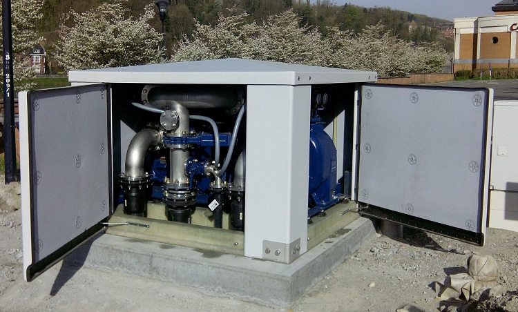 En présence d'un grand volume d'effluents et de la présence de particules solides en eux, une pompe puissante équipée d'un broyeur doit être installée égout sous pression