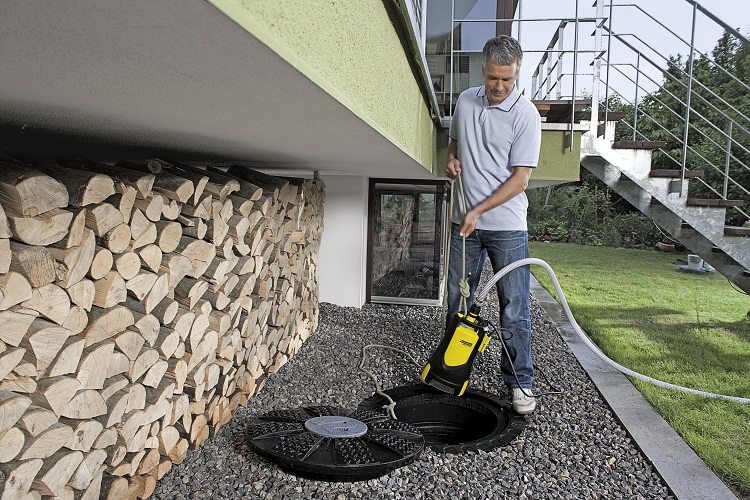 Pour abaisser et relever la pompe, vous devez y fixer une corde ou une chaîne fiable égout sous pression