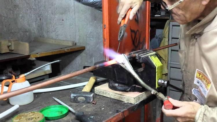 Pour une soudure de haute qualité, un chauffage suffisant de la pièce est important pour que la soudure remplisse uniformément le joint Soudage des tubes de climatisation