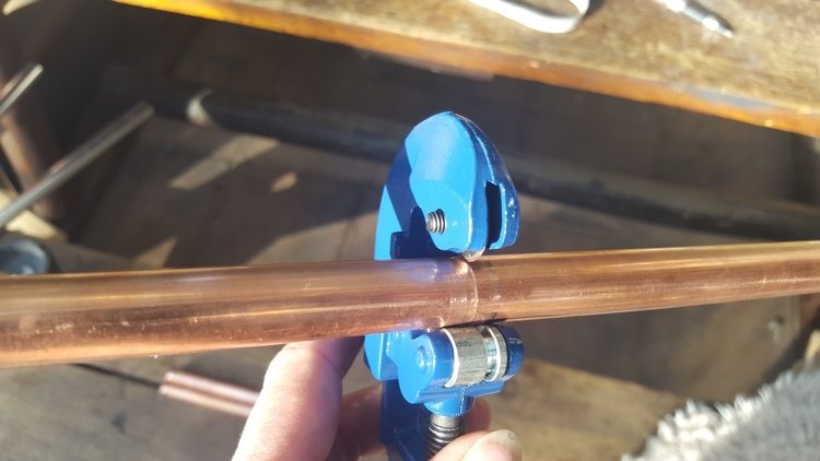 Les tuyaux en cuivre doivent être coupés uniquement avec un outil spécial afin de ne pas déformer la coupe Soudage des tubes de climatisation