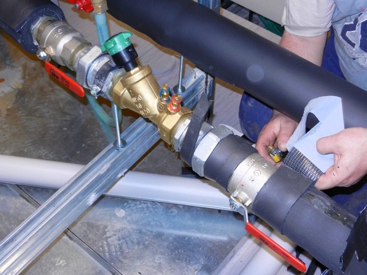 Une installation simple est l'une des exigences obligatoires pour les matériaux d'isolation Isolation thermique pour tuyaux