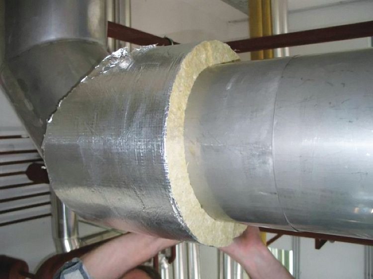 Si la décision est prise d'isoler les tuyaux avec de la laine minérale, il est préférable de prendre un matériau avec un revêtement externe d'usine qui ne laisse pas passer l'humidité Isolation thermique pour tuyaux