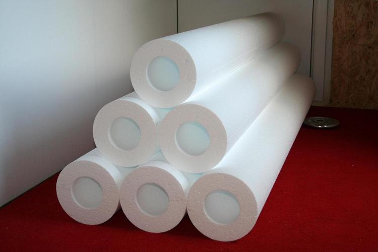 L'une des options d'isolation thermique les moins chères est la coque en mousse. Isolation thermique pour conduites d'eau