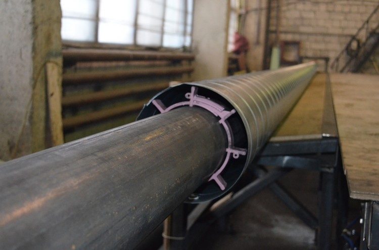 Pour la fabrication d'un produit tubulaire en PPU OT, un tuyau est inséré à l'intérieur d'un autre, puis l'espace entre eux est ensuite rempli de mousse de polyuréthane Tuyaux PPU OT