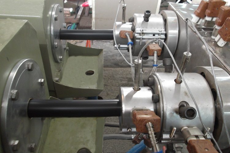 Les coquilles pour tuyaux sont fabriquées par extrusion, mais leurs parois sont beaucoup plus minces que les tuyaux conventionnels, donc lorsque vous versez de la mousse, vous devez suivre strictement la technologie Pipe PPU Pe