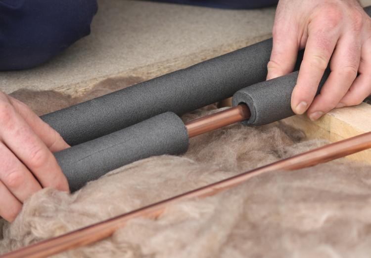 Un avantage important d'une telle isolation est la facilité d'installation, qui ne nécessite pas de matériaux et d'outils supplémentaires spéciaux Tubes en mousse