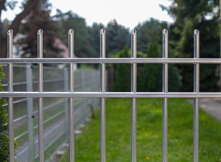 Des tuyaux ronds minces peuvent être utilisés pour créer des sections de la clôture, les supports de ces tuyaux ne Tuyaux pour la clôture