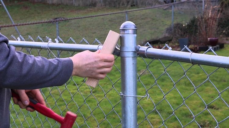 Pour installer une clôture légère et basse du treillis, des tuyaux d'une section de 60 mm suffisent Tuyaux pour la clôture