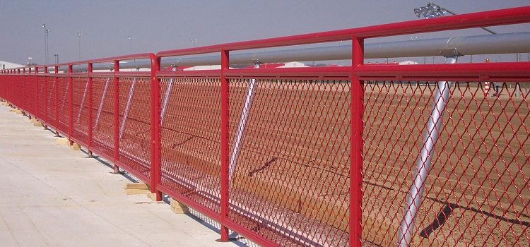 La résistance et la durabilité des tuyaux métalliques permettent de les utiliser comme base pour des clôtures à toutes fins Tuyaux pour la clôture