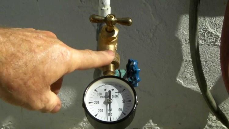 Vous pouvez vous passer de l'isolation des tuyaux et éviter le gel de l'eau en maintenant une pression constante dans le système Isolation des conduites d'eau dans une maison privée